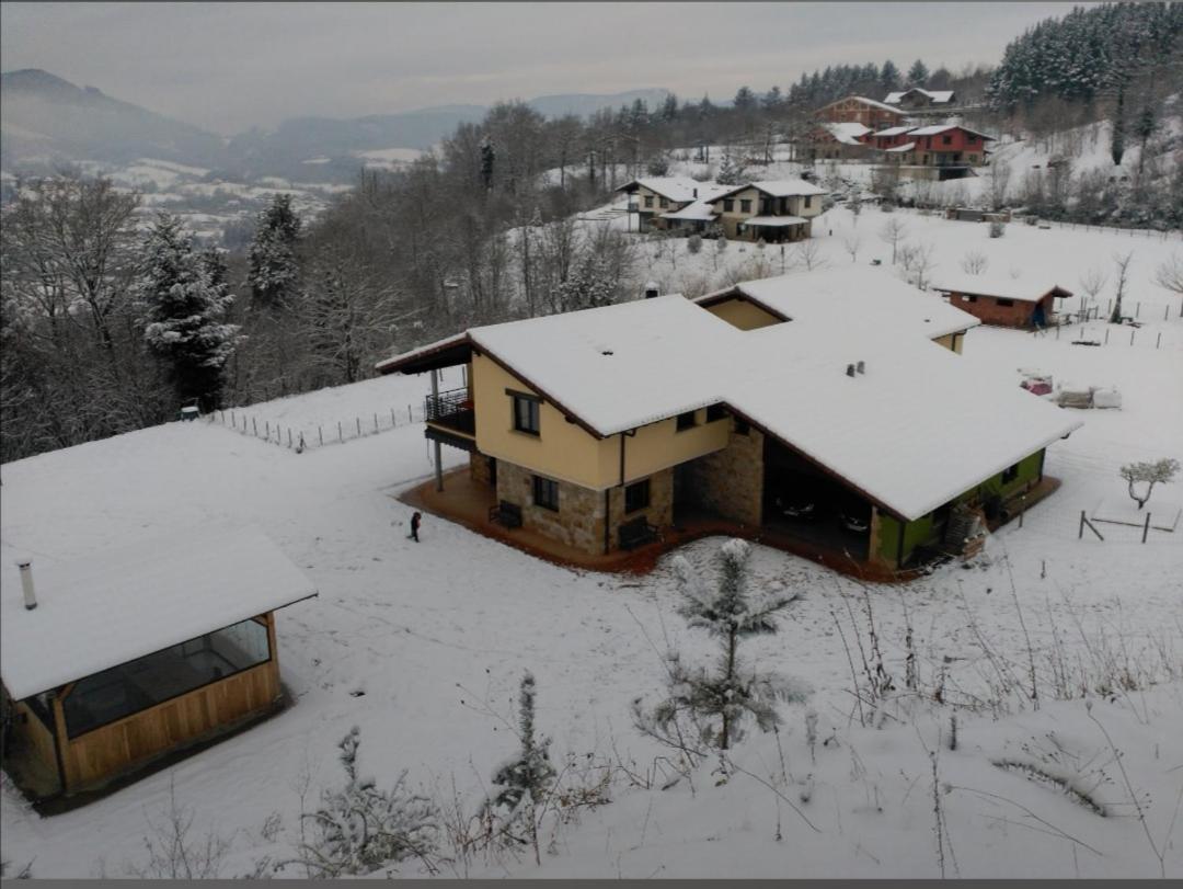 Chalet Con Piscina Climatizada En La Naturaleza Areatza Exterior photo