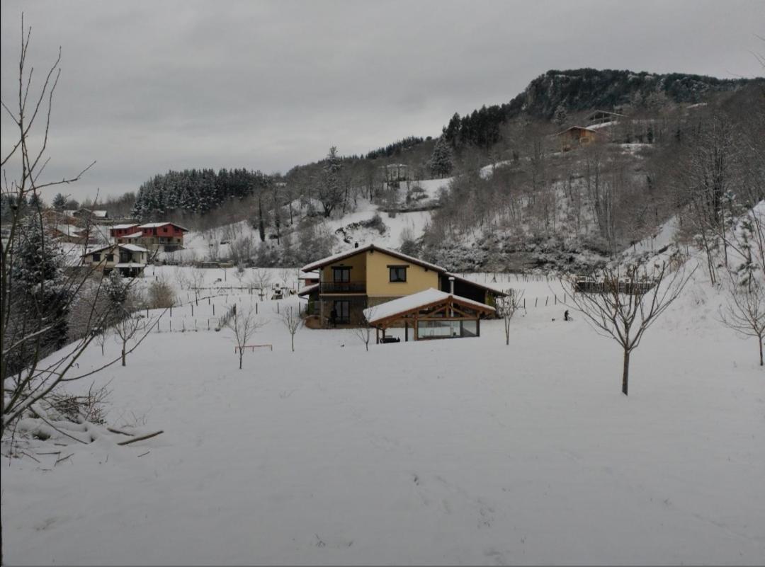 Chalet Con Piscina Climatizada En La Naturaleza Areatza Exterior photo