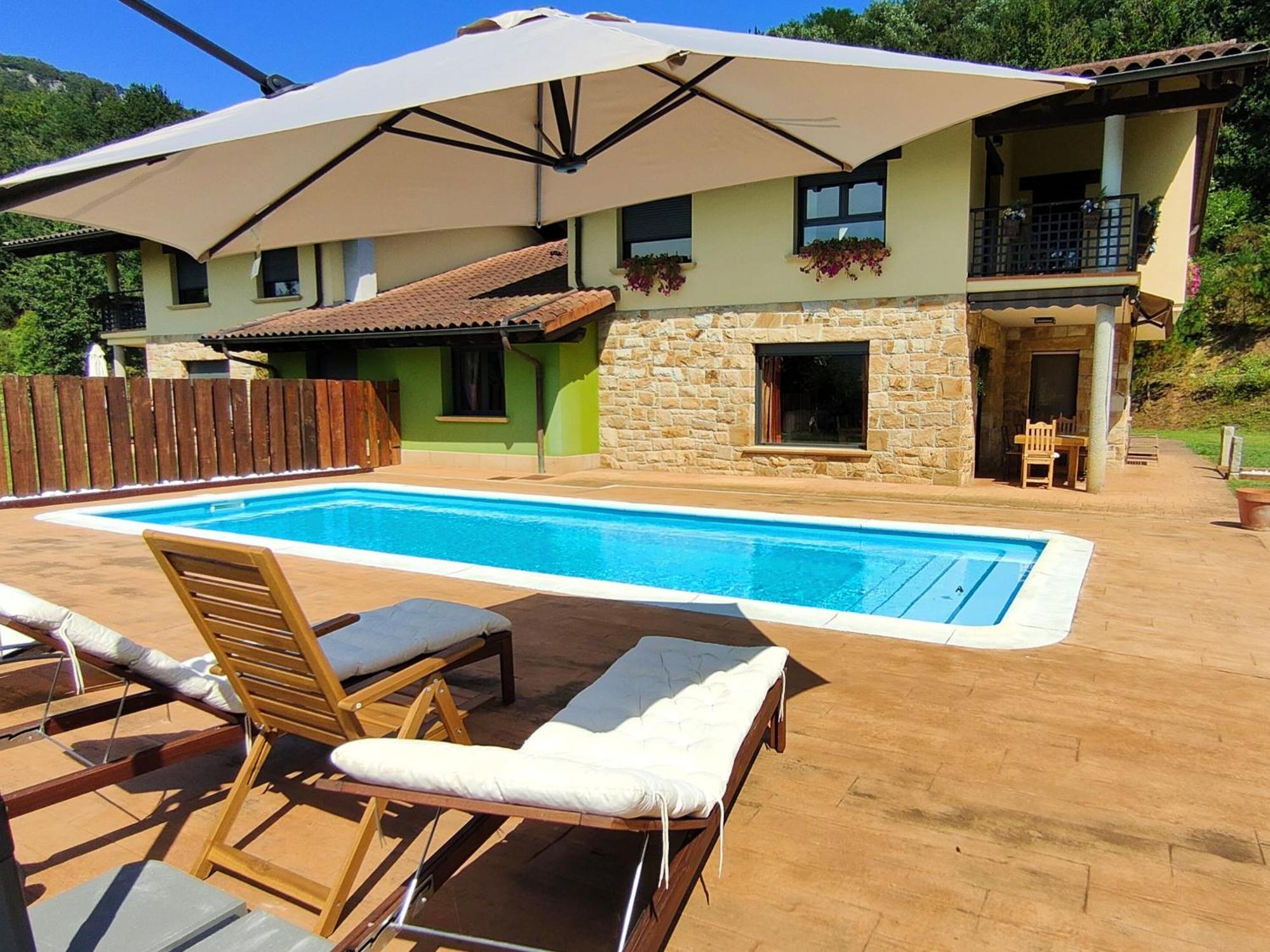 Chalet Con Piscina Climatizada En La Naturaleza Areatza Exterior photo