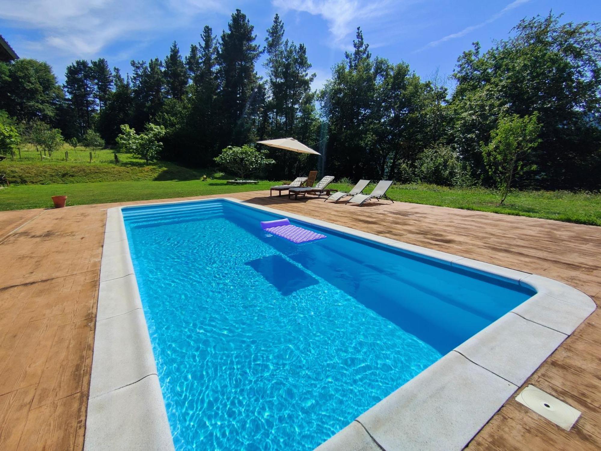 Chalet Con Piscina Climatizada En La Naturaleza Areatza Exterior photo